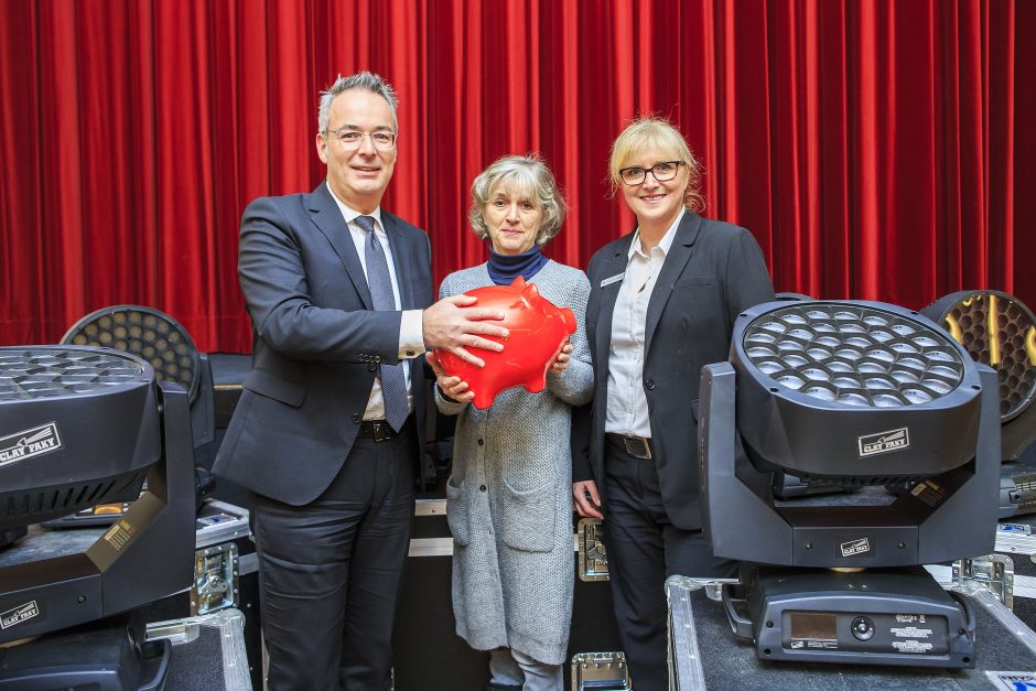 Waldbühne freut sich über 3.000 Euro-Spende der Sparkasse für die Anschaffung eines neuen Lichtpults