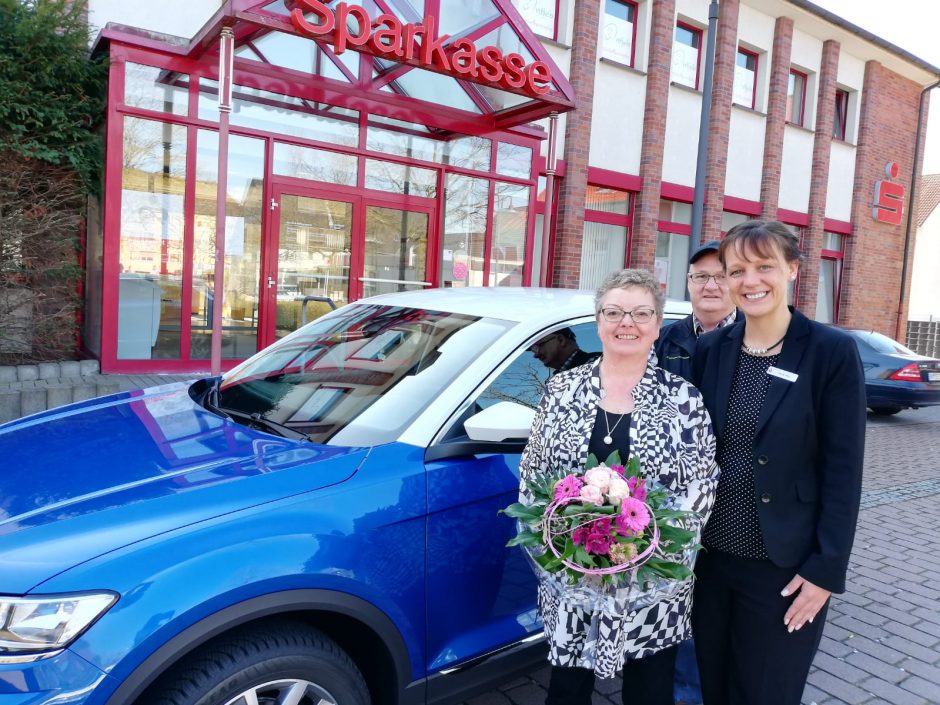 Sparlotterie-Gewinnspiel beschert gleich zwei Sparkassen-Kunden nagelneue Volkswagenmodelle