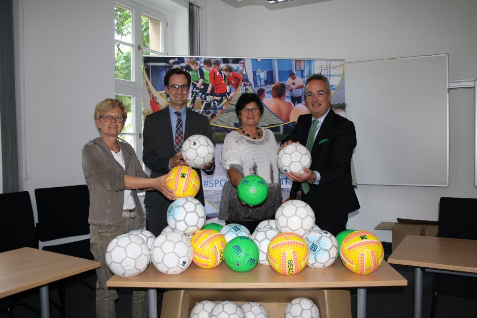 Sparkasse Hamm spendet 1.500 Euro für Fair-Trade-Bälle an den StadtSportBund