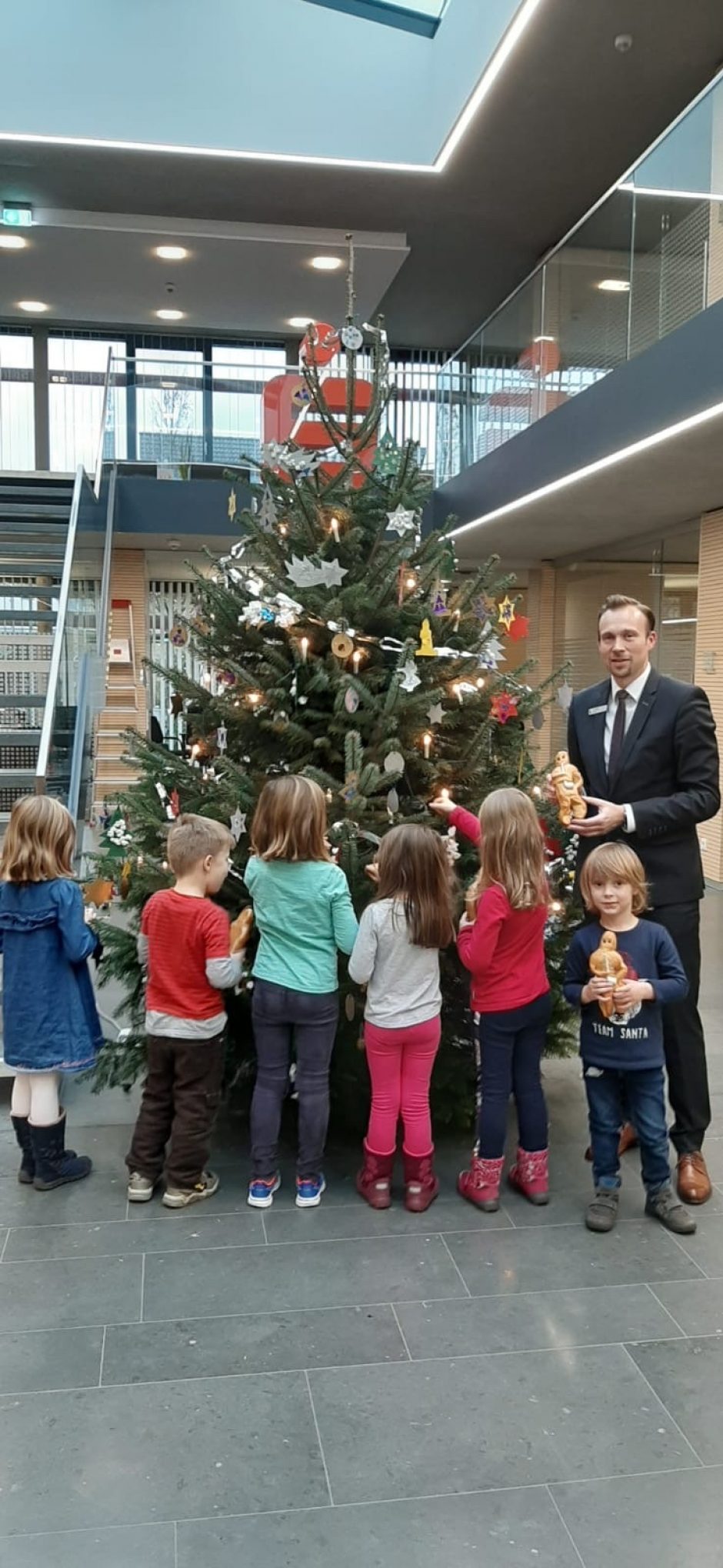 Eine schöne Tradition: Kinder schmücken Weihnachtsbäume in den Sparkassen-Geschäftsstellen