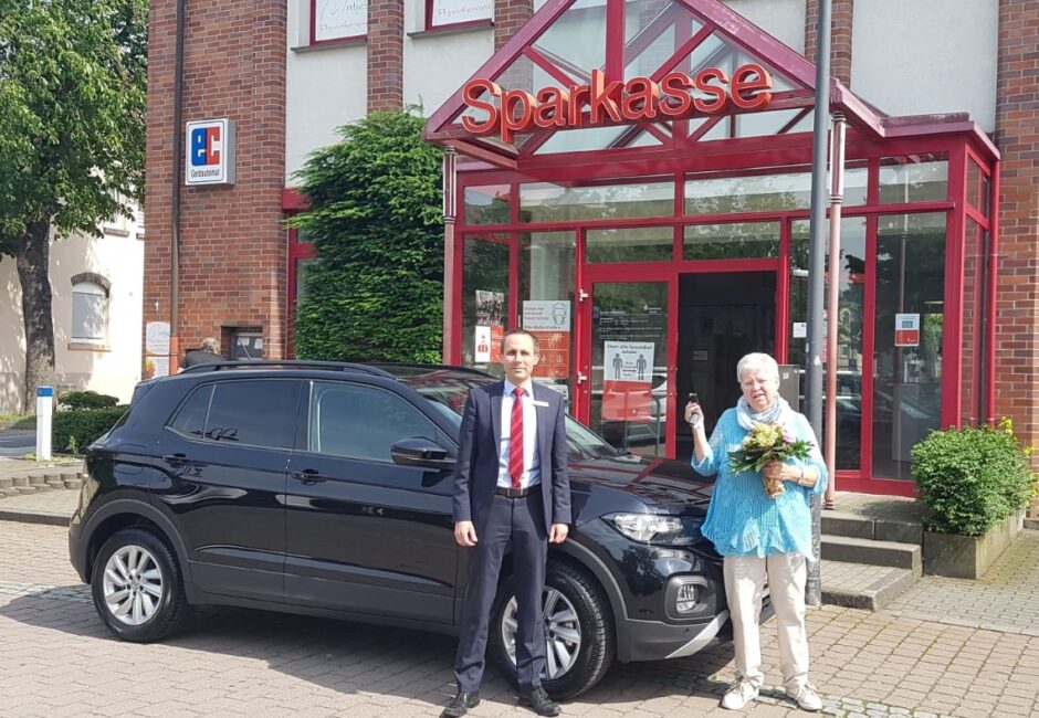 Sparlotterie beschert Sparkassen-Kundin ein neues Auto