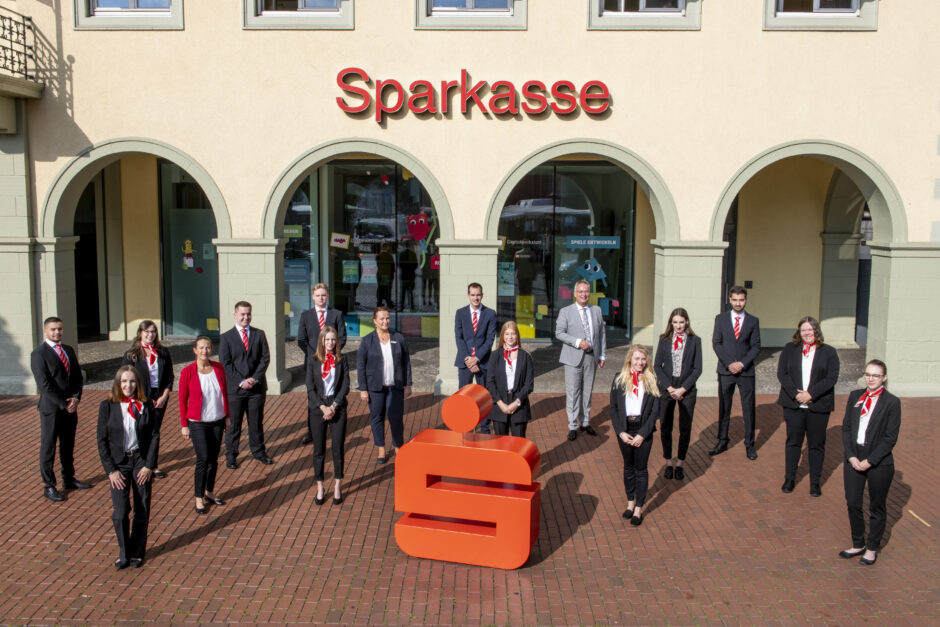 Sparkasse Hamm begrüßt 13 neue Auszubildende