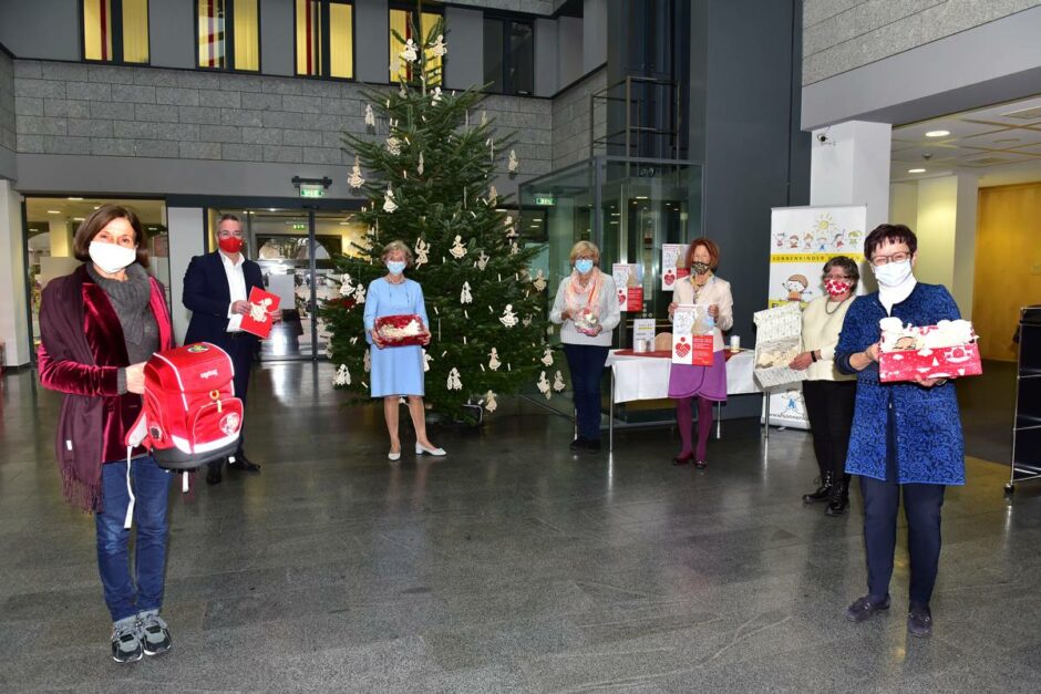 Mit Holzengeln Gutes tun: Verkauf in Sparkassen-Hauptstelle
