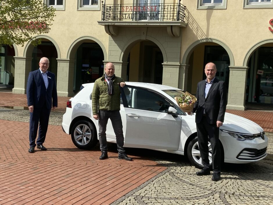 Sparlotterie beschert Kunden der Sparkasse Hamm nagelneuen VW Golf 8
