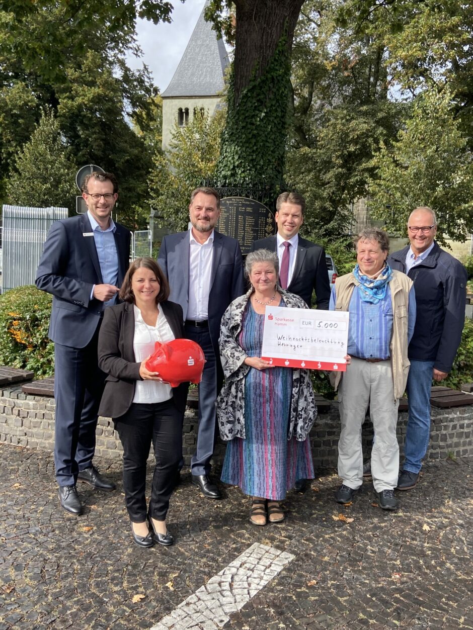 Sparkasse Hamm spendet 5.000 Euro für neue Weihnachtsbeleuchtung in Herringen