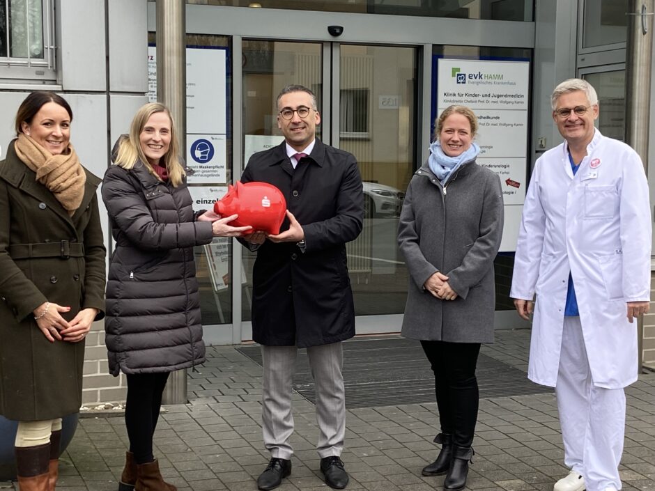 Die Sparkasse Hamm unterstützt den Förderverein der Klinik für Kinder- und Jugendmedizin mit 500 Euro