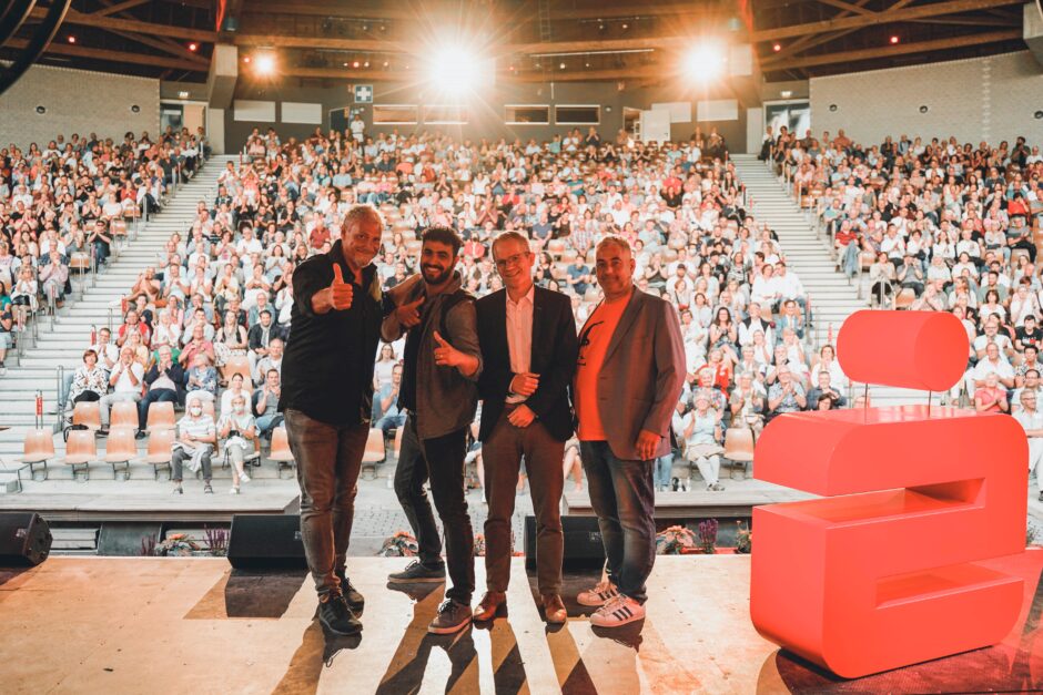 Sparkassen-Kunden feiern Künstler bei der Comedy-Mixed-Show auf der Waldbühne