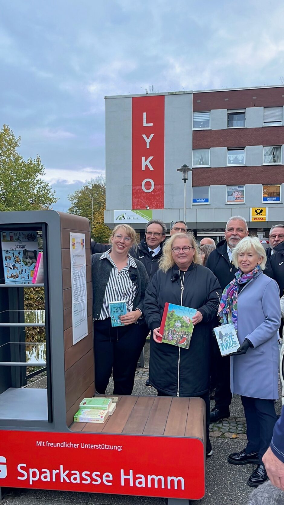 Neuer offener Bücherschrank auf dem Heessener Marktplatz – Sparkasse Hamm unterstützt mit 5.000 Euro