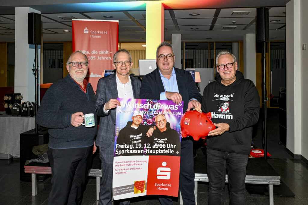 Der Geschäftsführer des Christlichen Hospizes Stephan Bergmann, der Sparkassen-Vorstand und Matthias Scheinhütte freuen sich über die 4.000 Euro Spende.